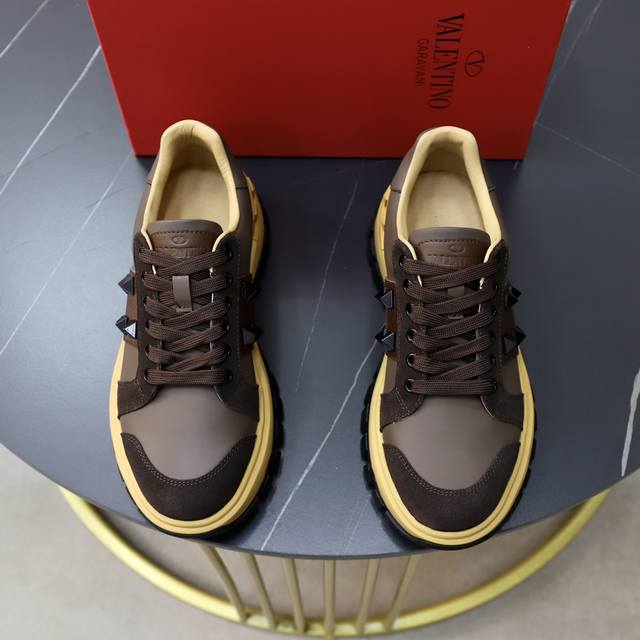 出厂价: 品牌：华伦天奴 Valentino 尺码：38-44 45定制 等级：新款运动鞋 材料： 原版牛皮鞋面 羊皮内里 原版耐磨柔软厚底 款式类别: 休闲时